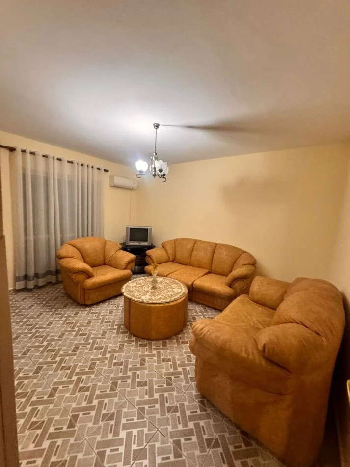 Tirane, jepet me qera apartament 3+1+Aneks+Ballkon Kati 4, 87 m² 600 € (BULEVARDI ZOGU 1)