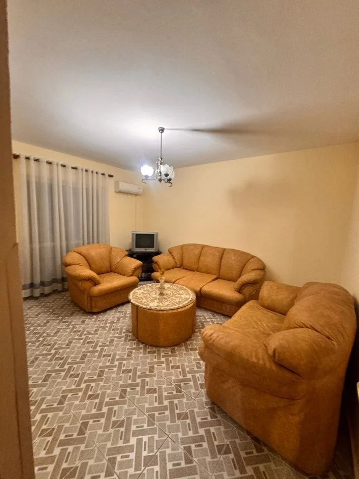 Tirane, jepet me qera apartament 3+1+Aneks+Ballkon Kati 4, 87 m² 600 € (BULEVARDI ZOGU 1)