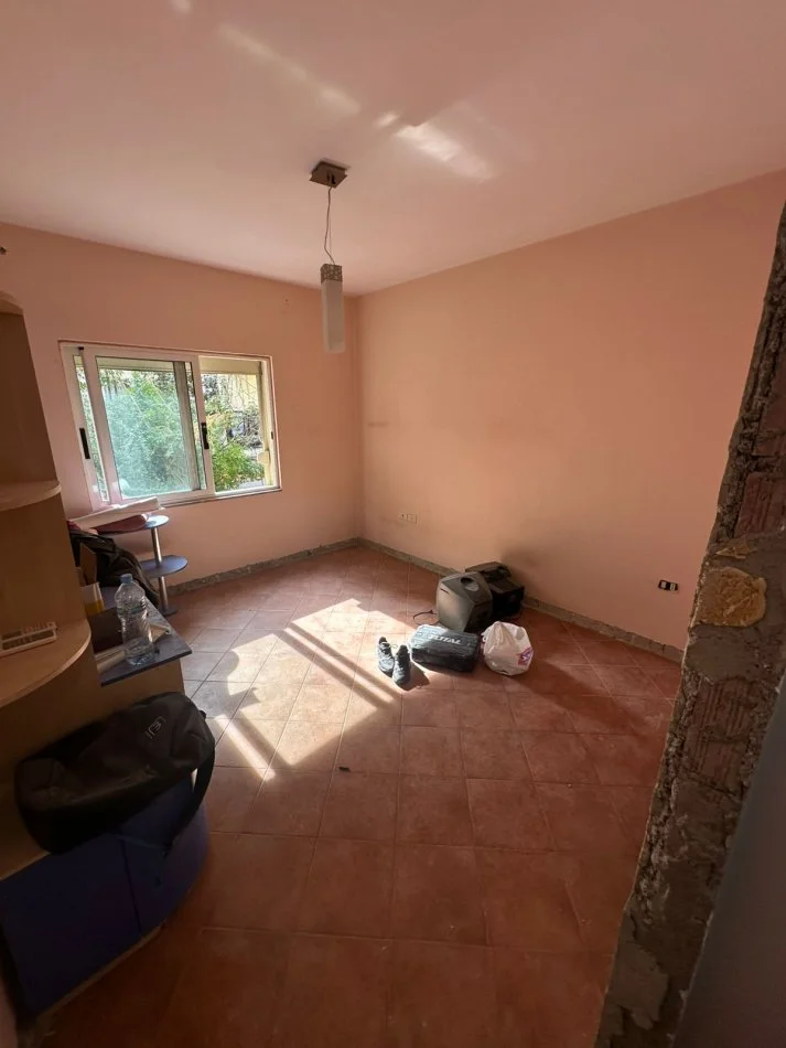 Tirane, shitet apartament 1+1+Aneks+Ballkon Kati 1, 81 m² 190.000 € (Komuna Parisit)