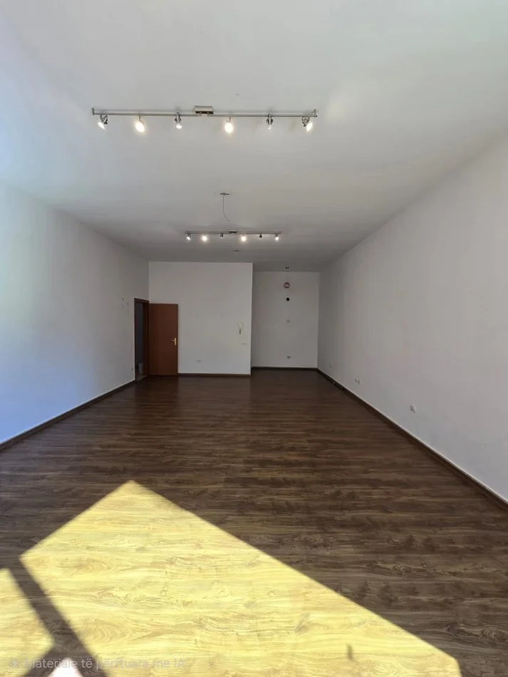 Tirane, jepet me qera zyre Kati 1, 70 m² 500 € (Sheshi Skenderbej)