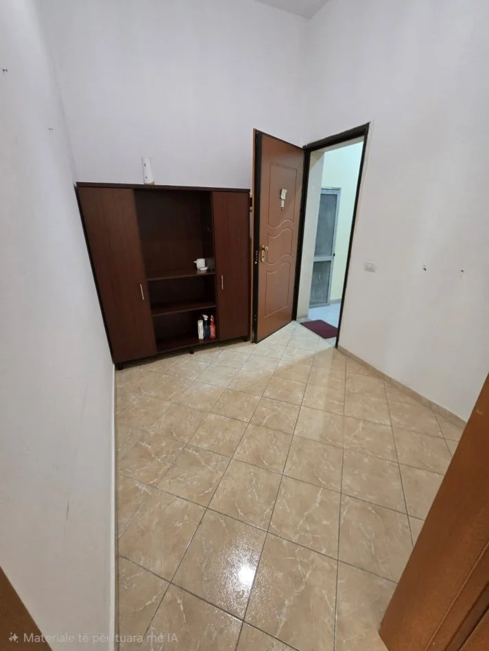 Tirane, jepet me qera zyre Kati 1, 70 m² 500 € (Sheshi Skenderbej)
