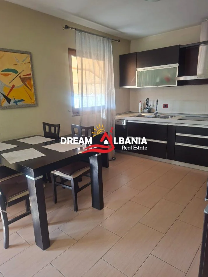 Tirane, jepet me qera apartament 2+1 , 100 m² 650 € (prane ish Ekspozites)