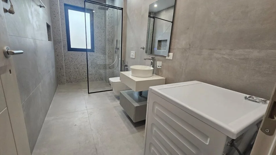 Tirane, jepet me qera apartament 2+1+Ballkon Kati 1, 85 m² 800 € (kodra 1)