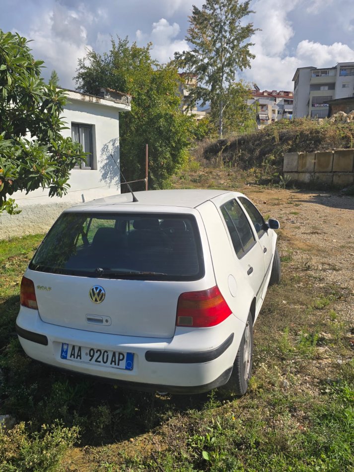 Shitet Golf 4, Kambio manuale, Viti i prodhimit 2000, Diesel 1.9, Kuaj Fuqi 90 Nafte, e bardhë 1.000 €