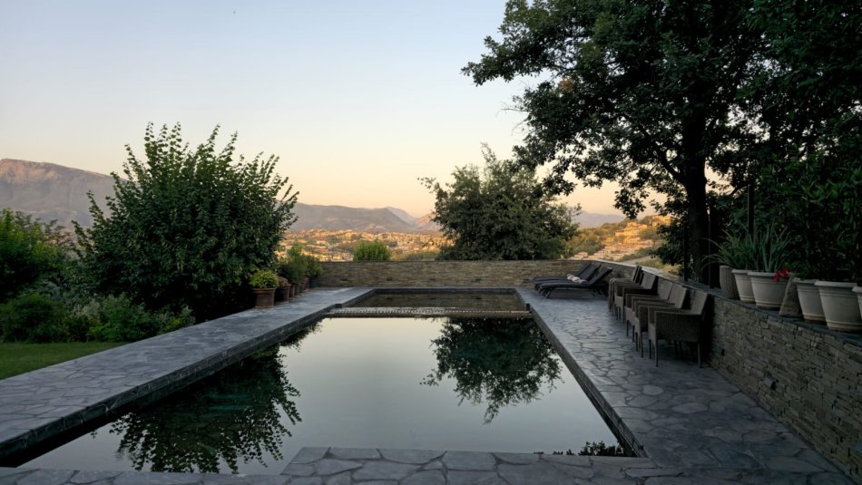 Tirane, jepet me qera Vile 5+1 Kati 3, 2.250 m² 8.500 € (Teg)