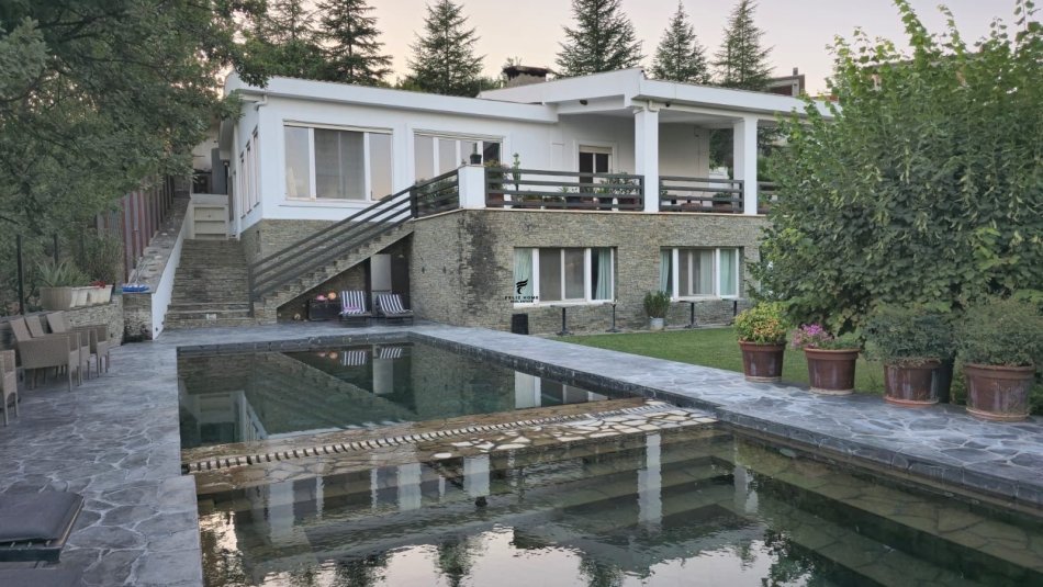 Tirane, jepet me qera Vile 5+1 Kati 3, 2.250 m² 8.500 € (Teg)