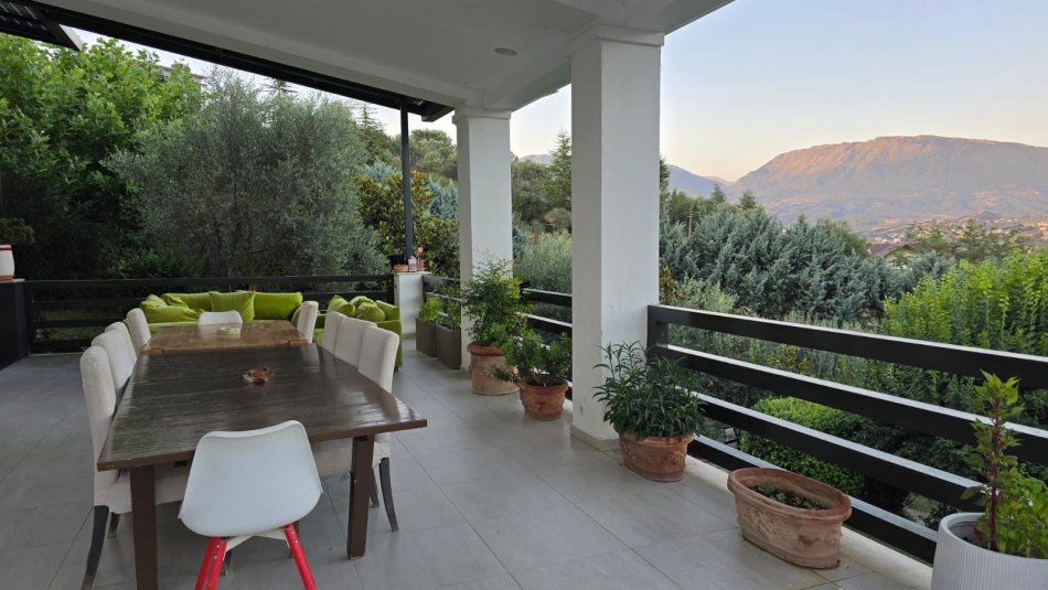 Tirane, jepet me qera Vile 5+1 Kati 3, 2.250 m² 8.500 € (Teg)