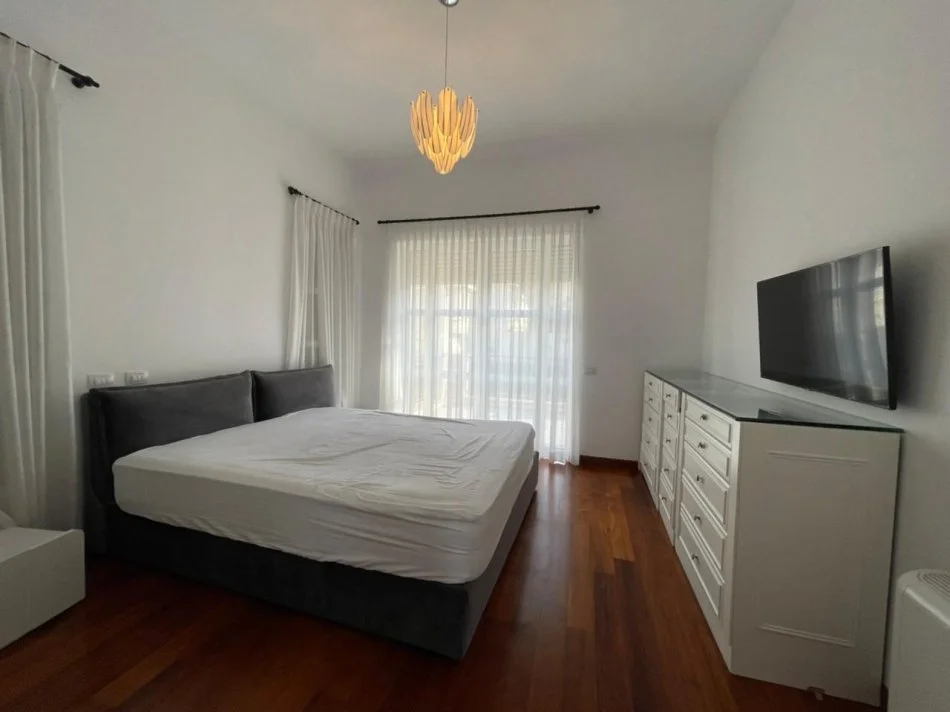 Tirane, jepet me qera Vile 3 Katshe , 335 m² 4.300 € (Rezidenca Rolling Hills,TEG)