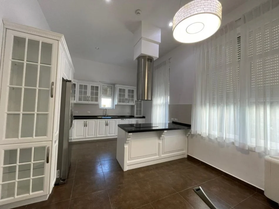 Tirane, jepet me qera Vile 3 Katshe , 330 m² 5.300 € (TEG)