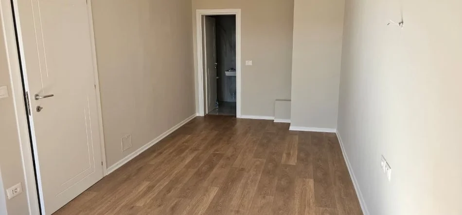 Tirane, jepet me qera zyre Kati 16, 160 m² 2.000 € (Garden Building)