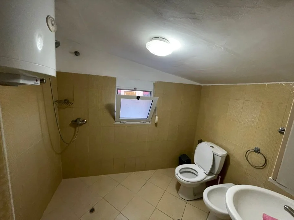 Tirane, jepet me qera apartament 1+1+Ballkon Kati 4, 105 m² 350 € (Shkolla Gjon Buzuku)