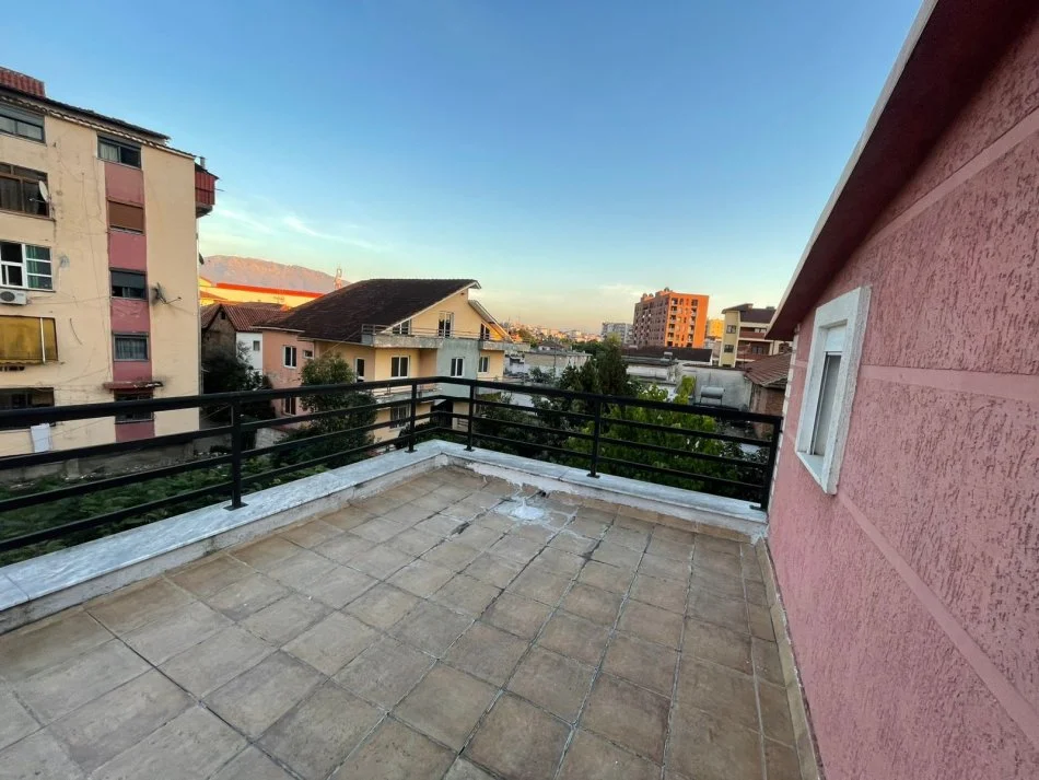 Tirane, jepet me qera apartament 1+1+Ballkon Kati 4, 105 m² 350 € (Shkolla Gjon Buzuku)