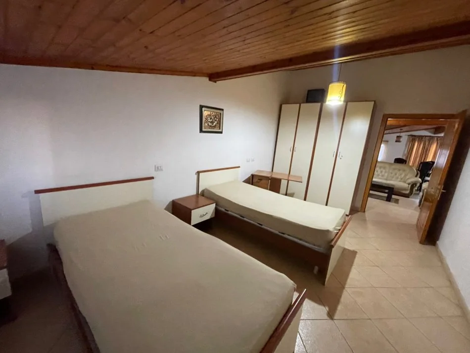 Tirane, jepet me qera apartament 1+1+Ballkon Kati 4, 105 m² 350 € (Shkolla Gjon Buzuku)