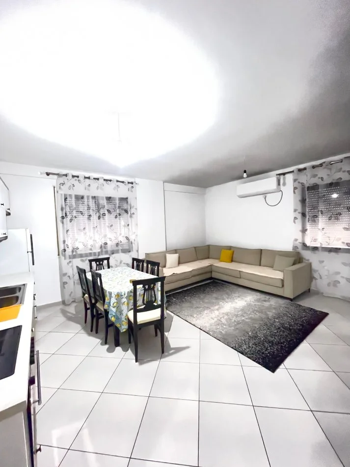 Tirane, jepet me qera apartament 3+1+Aneks+Ballkon Kati 2, 136 m² 600 € (Astir)