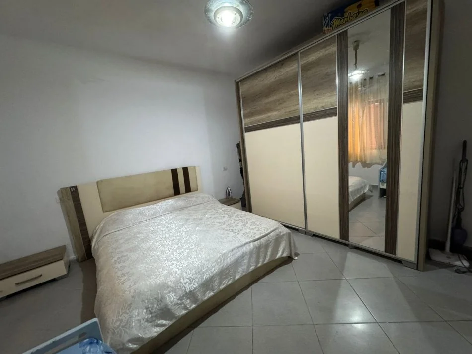 Durres, jepet me qera apartament 2+1 , 400 € (te Gjykata)