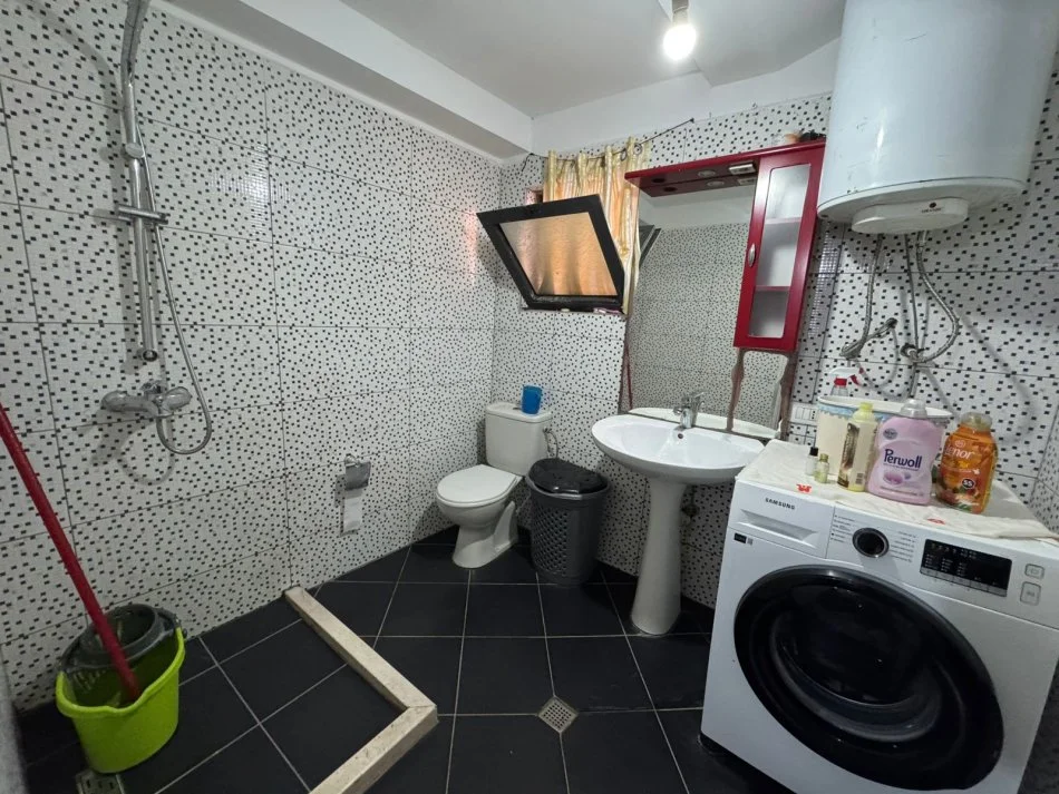 Durres, jepet me qera apartament 2+1 , 400 € (te Gjykata)