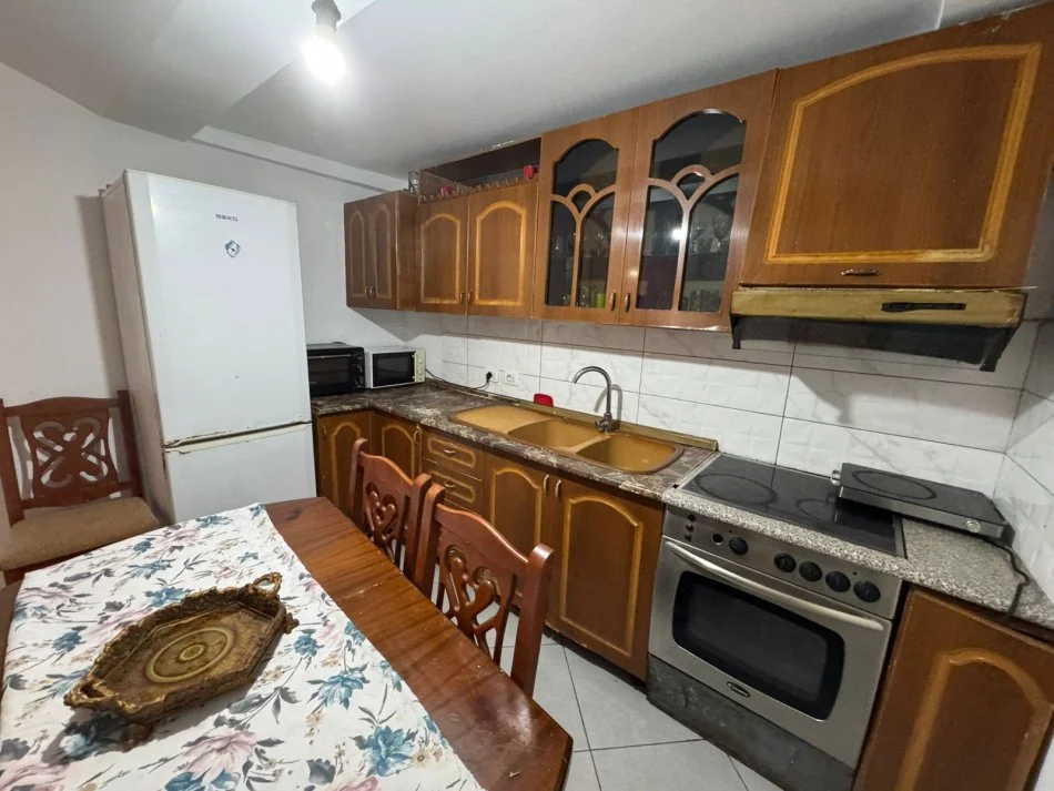 Durres, jepet me qera apartament 2+1 , 400 € (te Gjykata)