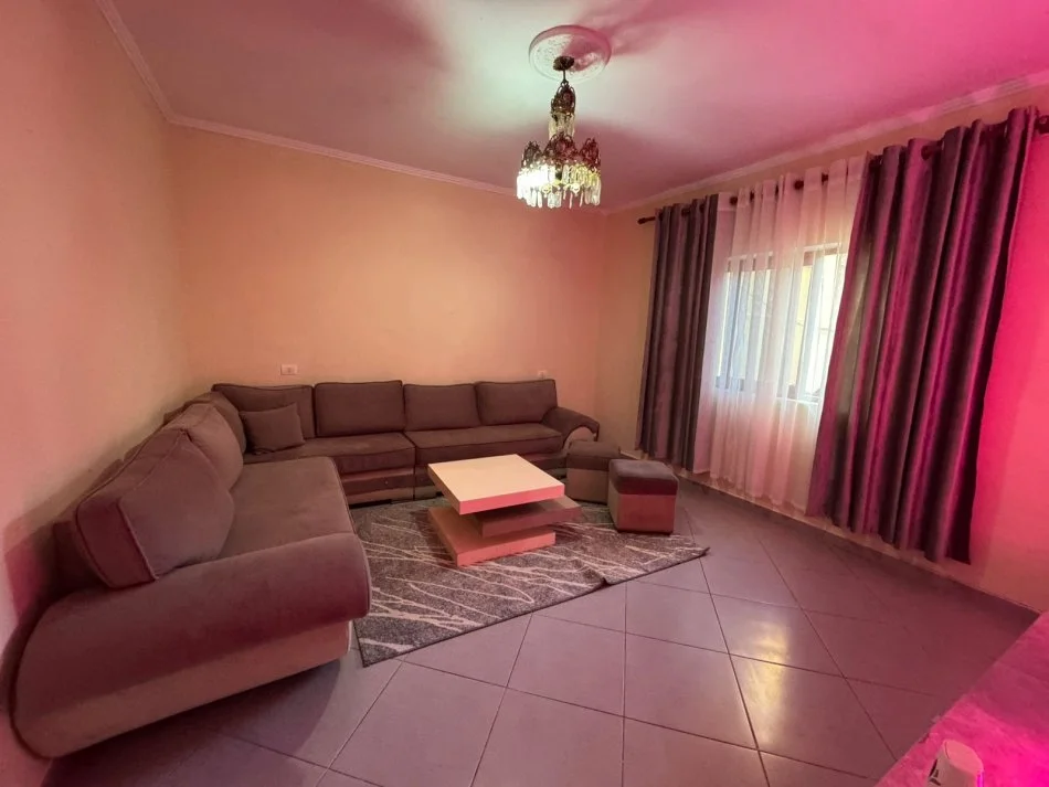 Durres, jepet me qera apartament 2+1 , 400 € (te Gjykata)