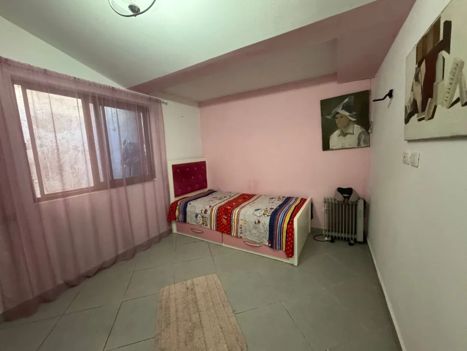 Durres, jepet me qera apartament 2+1 , 400 € (te Gjykata)