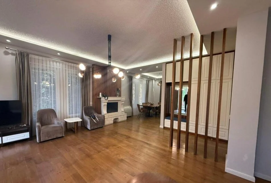 Tirane, jepet me qera 3+1+Aneks+Ballkon Kati 1, 240 m² 2.100 € (TEG)