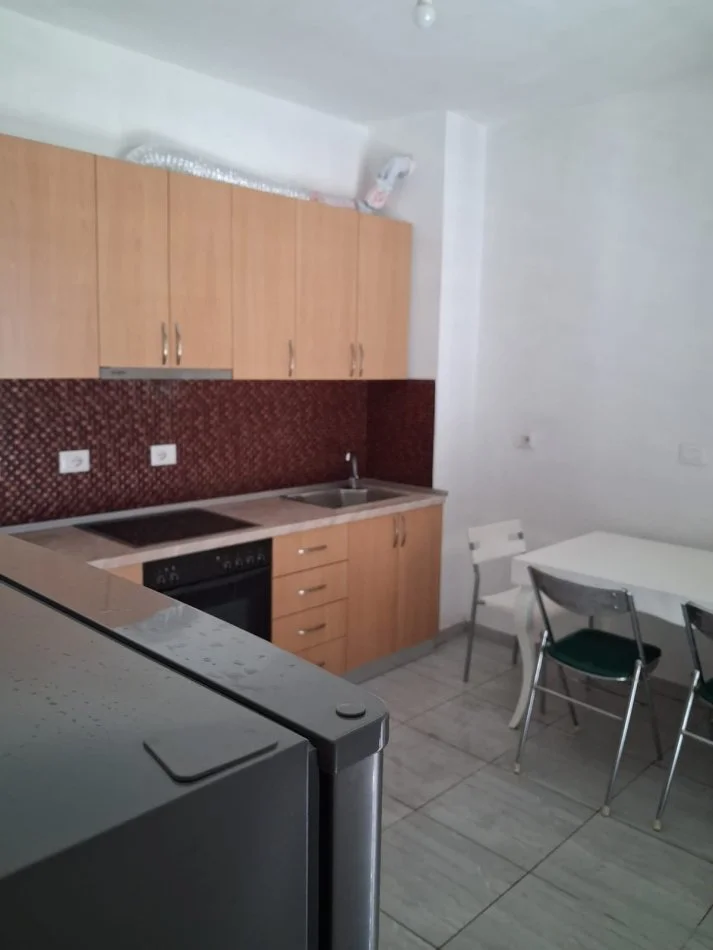 Tirane, jepet me qera Vile 3+1 Kati 1, 120 m² 450 € 
