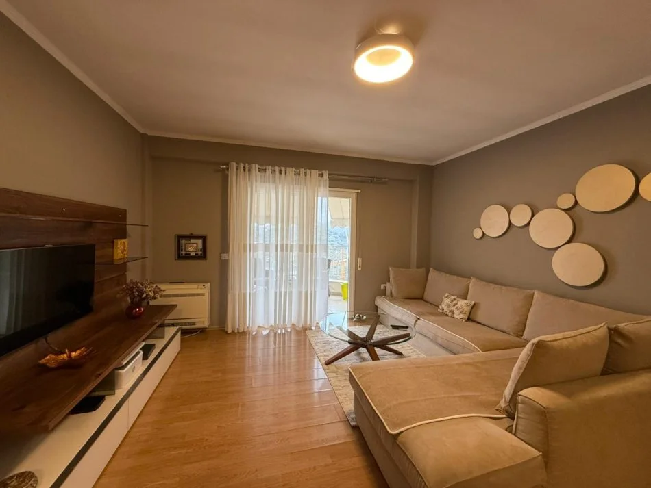 Tirane, jepet me qera apartament 1+1+Ballkon Kati 4, 67 m² 600 € (Kopshti Botanik)