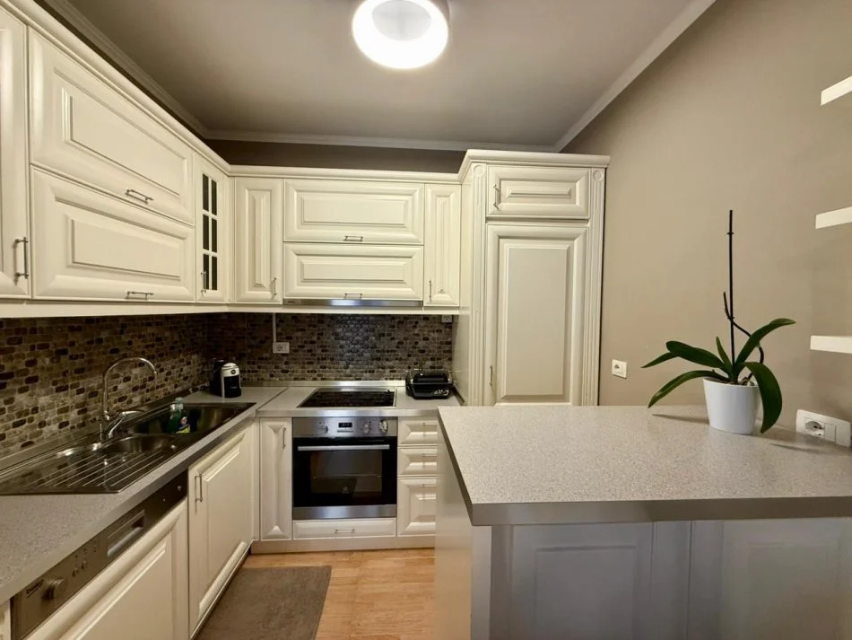 Tirane, jepet me qera apartament 1+1+Ballkon Kati 4, 67 m² 600 € (Kopshti Botanik)