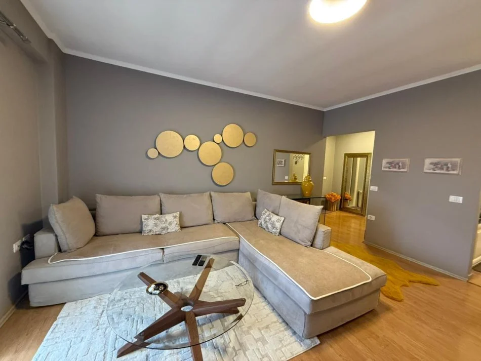 Tirane, jepet me qera apartament 1+1+Ballkon Kati 4, 67 m² 600 € (Kopshti Botanik)