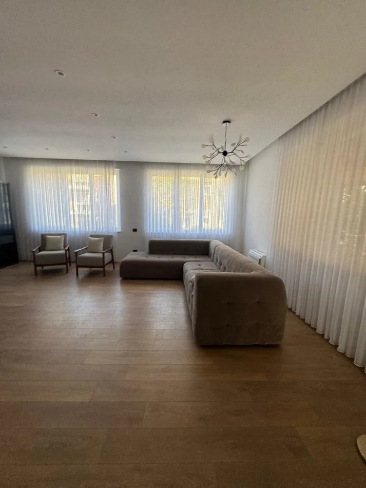 Tirane, shitet Vile 2 Katshe , 400 m² 695.000 € (Rezidenca Secret Garden)