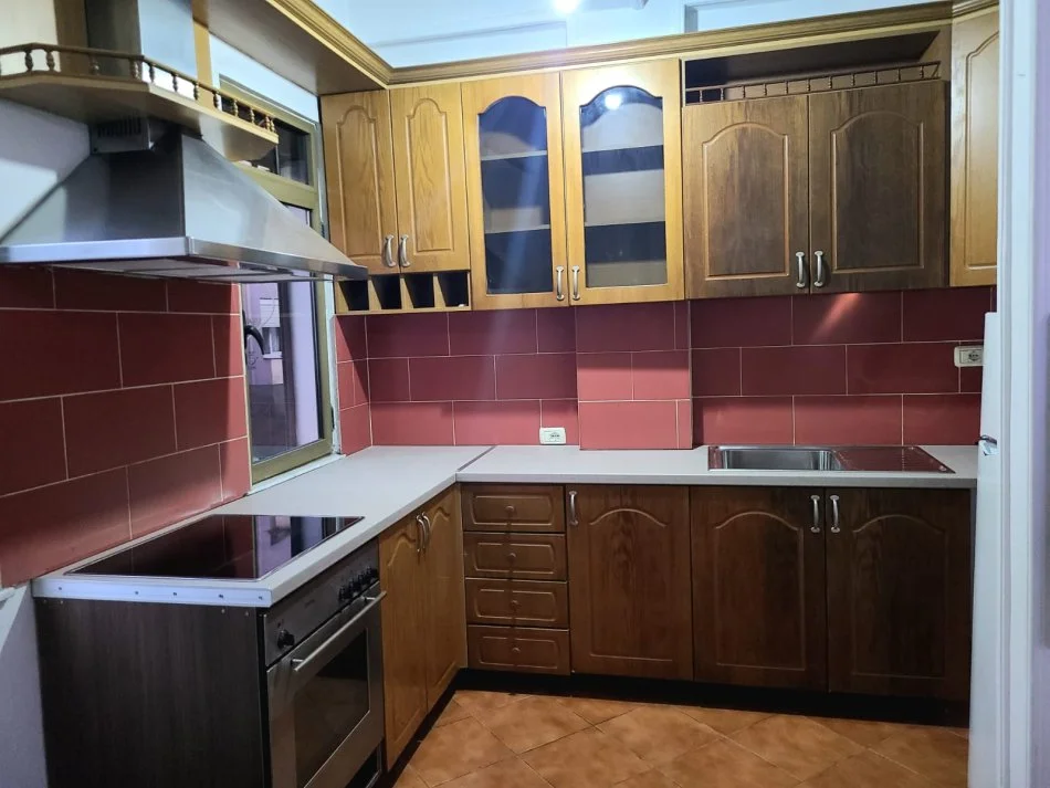 Tirane, jepet me qera apartament 1+1 ,