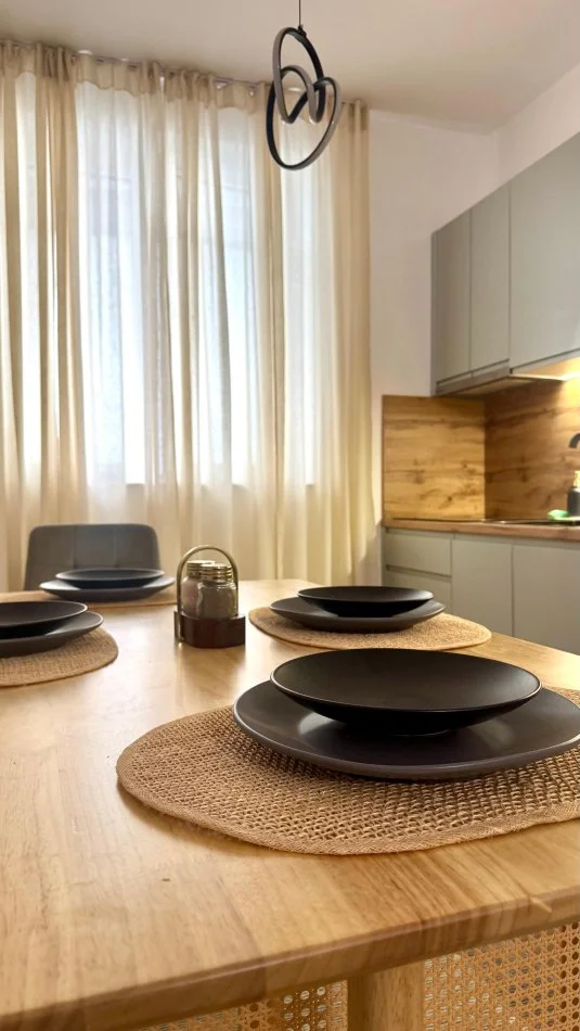 Tirane, jepet me qera apartament 2+1 , 90 m² 900 € (Rruga e Durrësit)