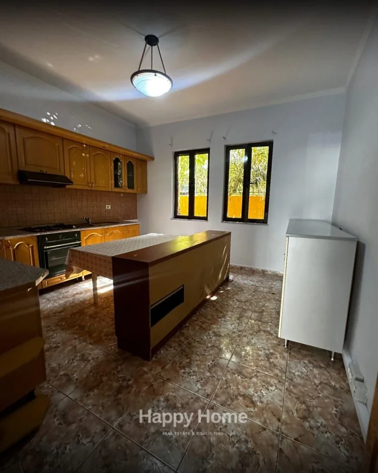 Tirane, jepet me qera ambjent biznesi Kati 2, 300 m² 2.800 € (rruga e kosovareve)