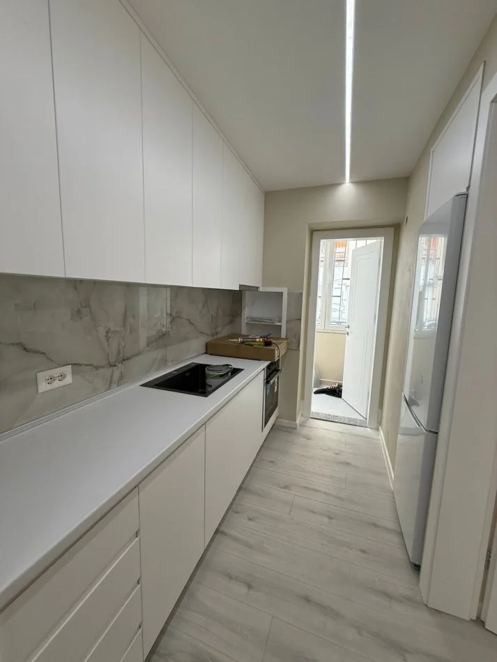 Tirane, jepet me qera apartament 1+1 , 