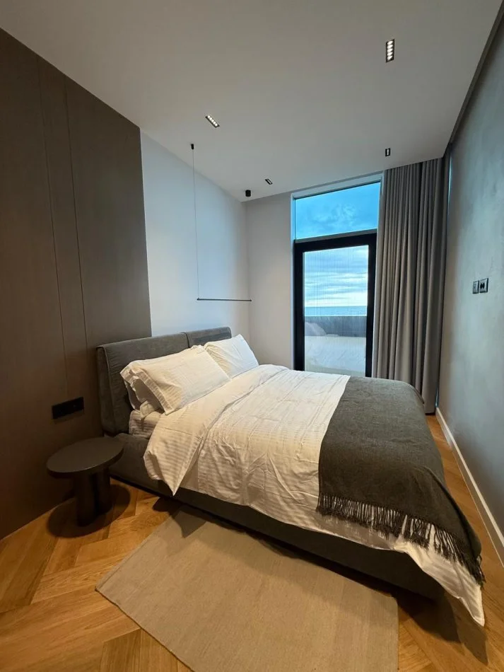 Durres, jepet me qera apartament 2+1+Ballkon Kati 1, 1.200 € (27 Katshi)