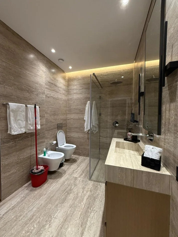 Durres, jepet me qera apartament 2+1+Ballkon Kati 1, 1.200 € (27 Katshi)