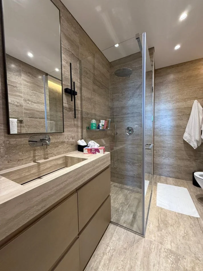 Durres, jepet me qera apartament 2+1+Ballkon Kati 1, 1.200 € (27 Katshi)