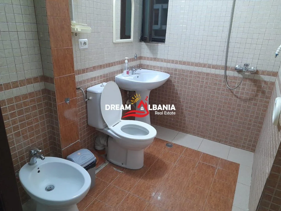 Tirane, jepet me qera zyre , 67 m² 600 € (Qender)