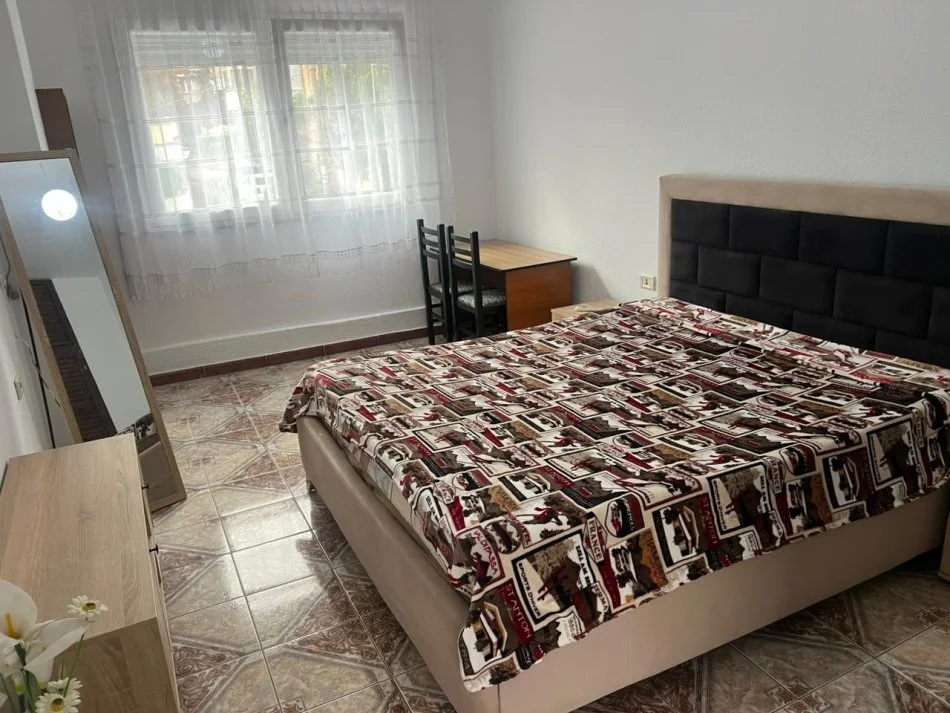 Tirane, jepet me qera 2+1+Aneks+Ballkon , (Rruga Reshit Petrela)