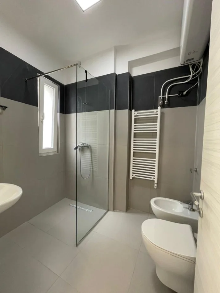 Tirane, jepet me qera apartament 2+1+Ballkon , 96 m² 700 € (River Residence)