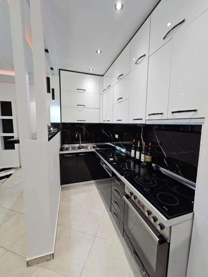 Tirane, jepet me qera apartament 2+1+Ballkon Kati 2, 110 m² 800 € (liqeni thate)