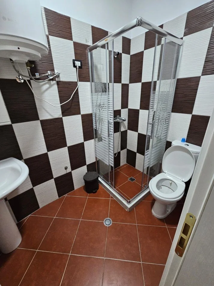 Tirane, jepet me qera apartament 2+1+Ballkon Kati 2, 110 m² 800 € (liqeni thate)