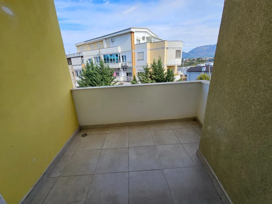Tirane, jepet me qera apartament 2+1+Ballkon Kati 2, 110 m² 800 € (liqeni thate)