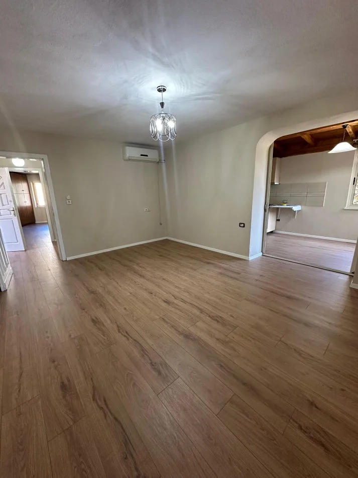 Tirane, shitet apartament 2+1 Kati 2, 87 m² (Kombinat ,rruga Llambi Bonata)