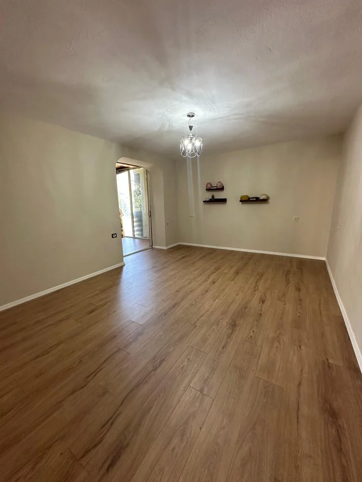 Tirane, shitet apartament 2+1 Kati 2, 87 m² (Kombinat ,rruga Llambi Bonata)