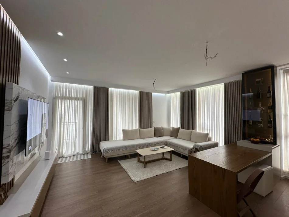 Tirane, shitet apartament 3+1+Ballkon Kati 3, 151 m² 350.000 €