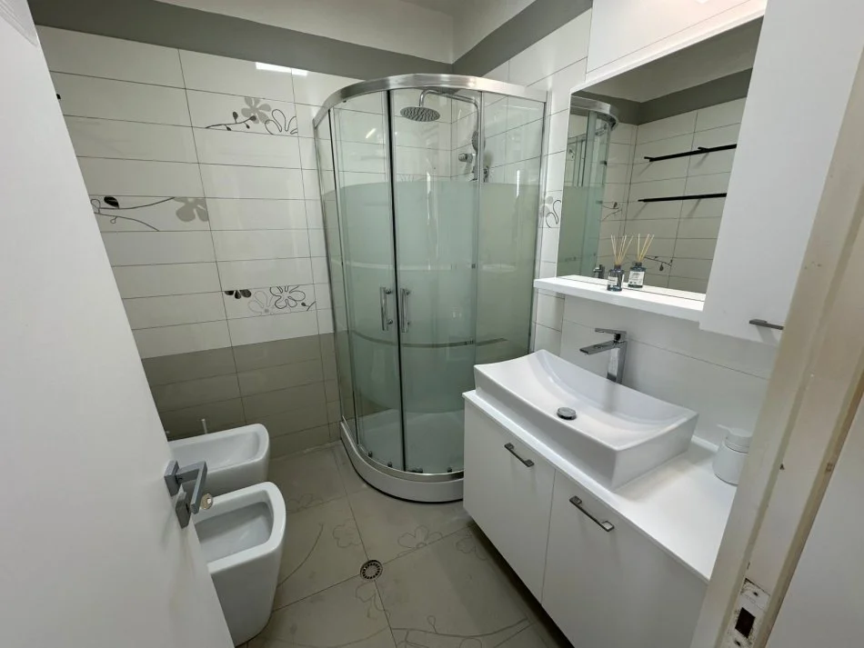 Tirane, jepet me qera apartament 3+1 , 1 m² 700 € (Pazar i Ri)