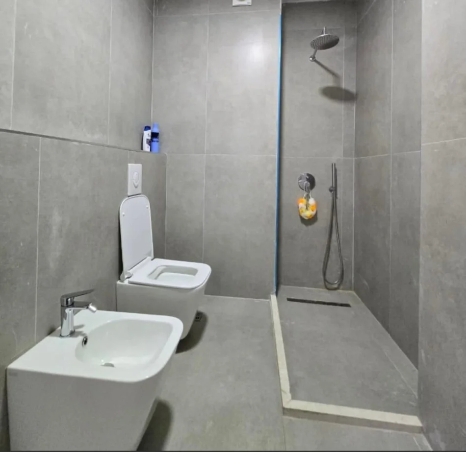 Tirane, jepet me qera apartament 2+1 Kati 8, 115 m² 850 € (Komuna Parisit)