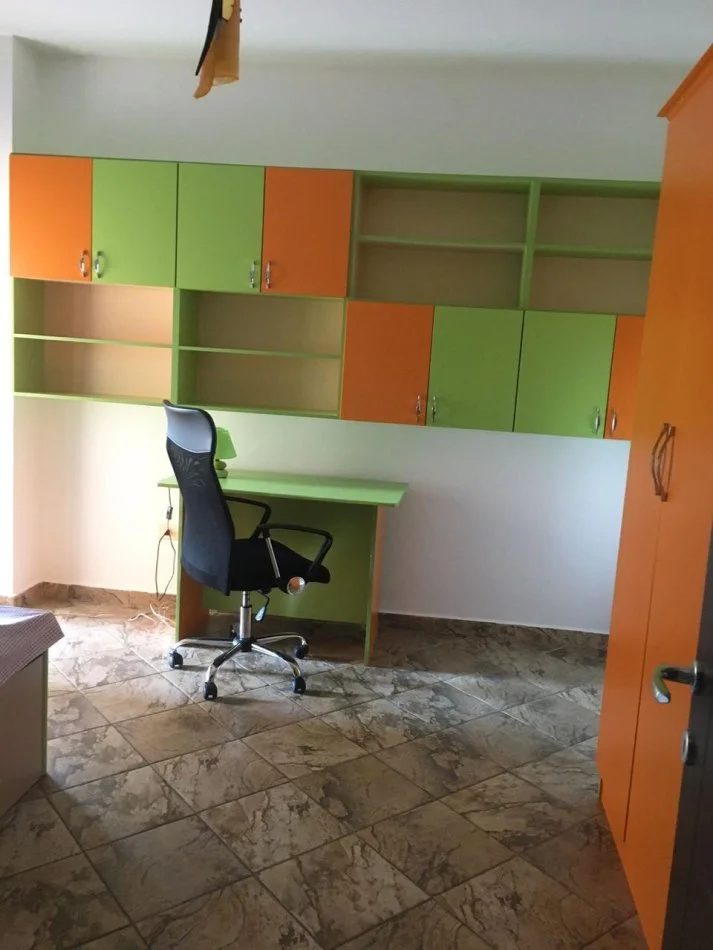 Tirane, jap me qera apartament 3+1+Ballkon Kati 6, 157 m² 900 € (rruga barrikada)