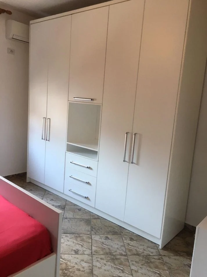 Tirane, jap me qera apartament 3+1+Ballkon Kati 6, 157 m² 900 € (rruga barrikada)