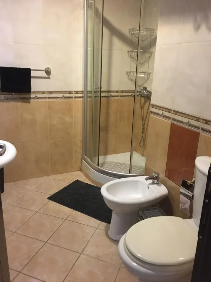 Tirane, jap me qera apartament 3+1+Ballkon Kati 6, 157 m² 900 € (rruga barrikada)